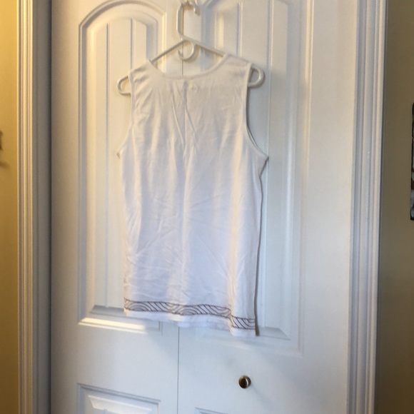 Ladies Top -New. - Picture 2 of 2